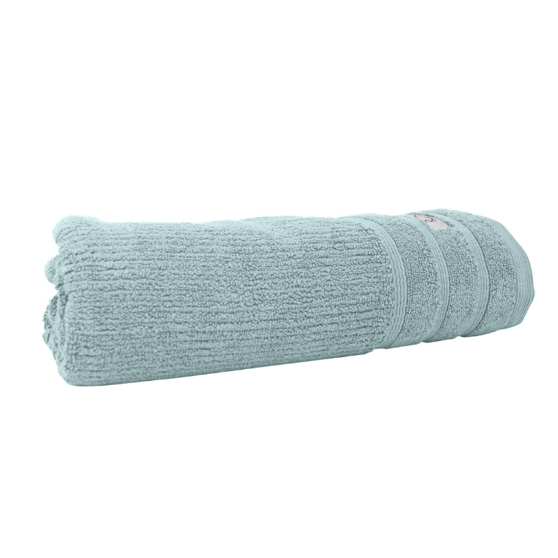 alt="Side zoom details of Aqua Ice Bath towel featuring its finest Egyptian cotton and high level of softness."