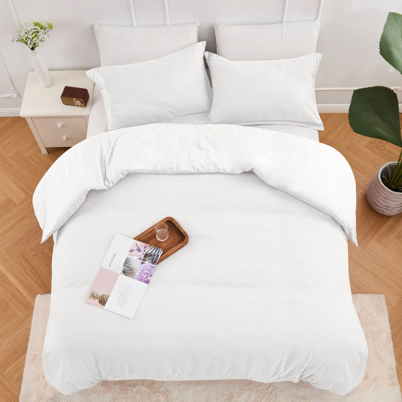 alt="Top view of a white quilt cover designed to provide comfort and style to your bedroom."