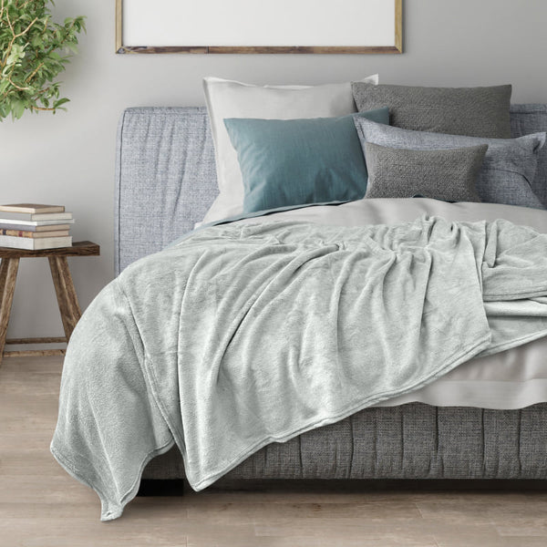 Transform your space into a cosy sanctuary with the silver Odyssey Living Super Soft Blanket, designed to complement your mood and décor with its harmonious colour scheme.