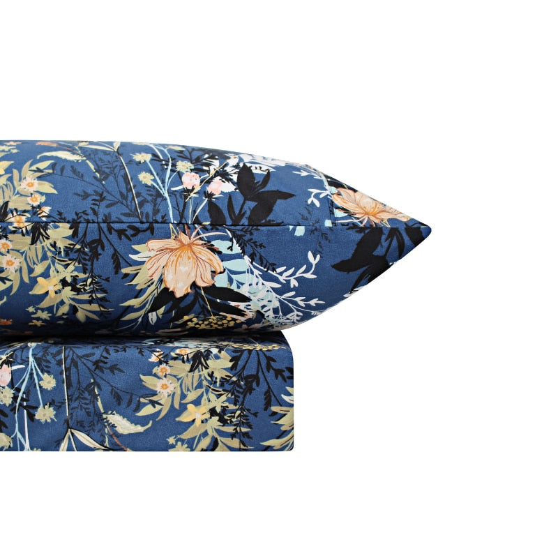 Microfibre quilt cover and pillowcase in dark blue meets cosy comfort in this floral design.
