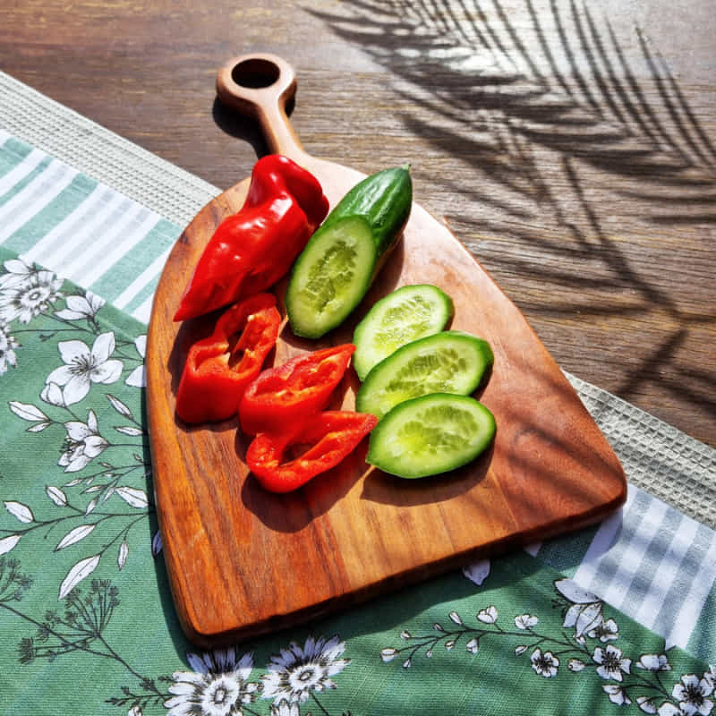 alt="An exquisite chopping board made from acacia wood used for slicing fruits and spices"
