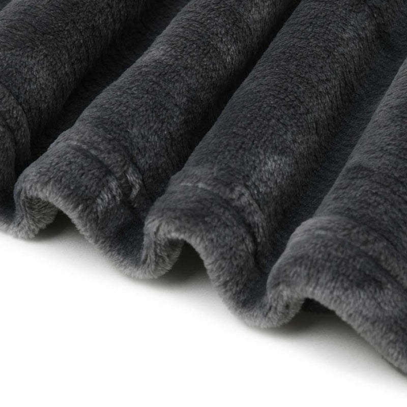 alt="Hem details of the super soft grey blanket"
