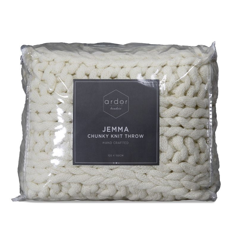 Packaging details of the cosy and textured ivory throw, a great gift idea for this season.