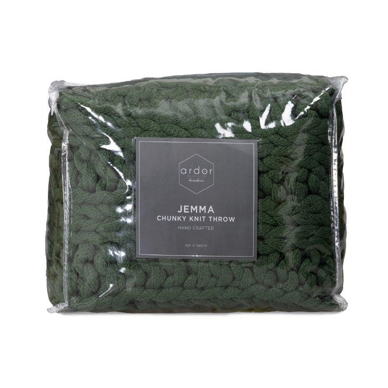 Packaging details of the cosy and textured green throw, a great gift idea for this season.