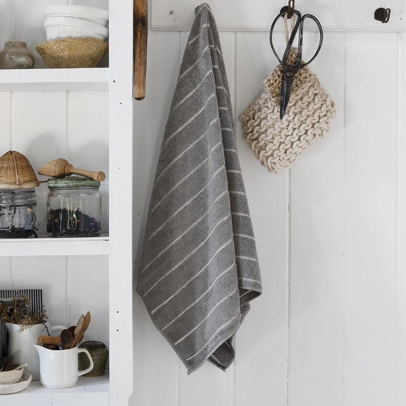 alt="Super absorbent tea towel in the kitchen room"