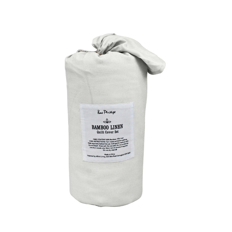 alt="Back details of a nice packaging of a silver quilt cover to your bedroom"