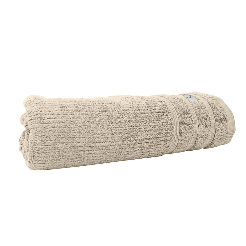 alt="Side zoom details of desert Bath towel featuring its finest Egyptian cotton and high level of softness."