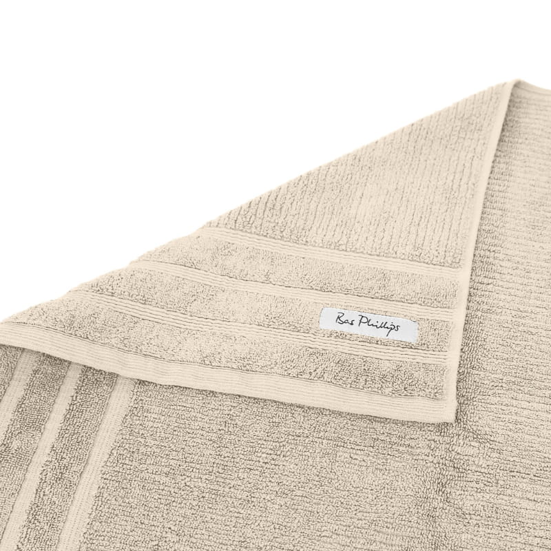 alt="Zoom in edge details of desert Bath towel featuring its finest Egyptian cotton and high level of softness."
