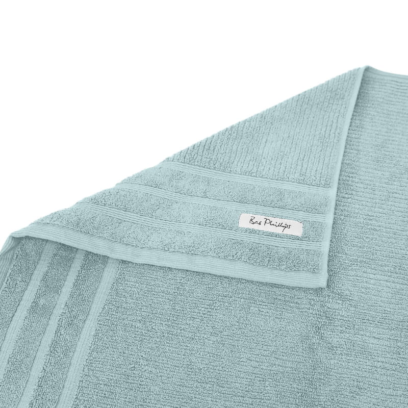 alt="Zoom in edge details of Aqua Ice Bath towel featuring its finest Egyptian cotton and high level of softness."
