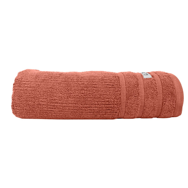 alt="Zoom in details of Rose Mist Bath towel featuring its finest Egyptian cotton and high level of softness."