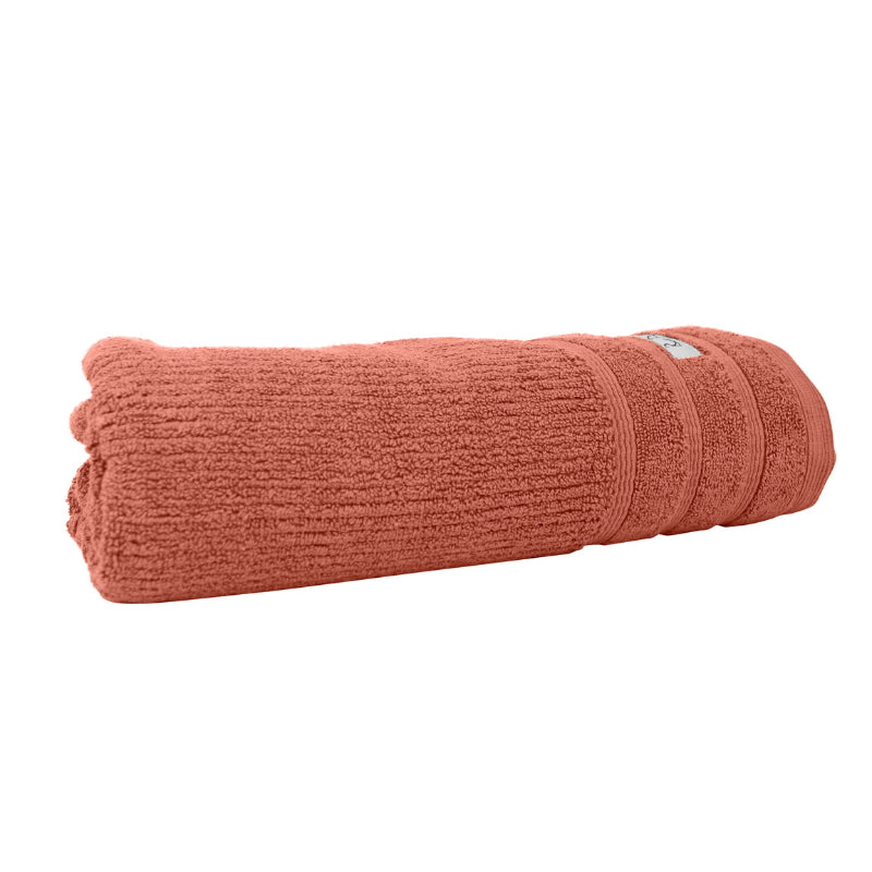 alt="Side zoom details of Rose Mist Bath towel featuring its finest Egyptian cotton and high level of softness."