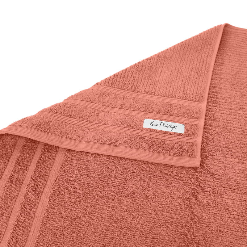 alt="Zoom in edge details of Rose Mist Bath towel featuring its finest Egyptian cotton and high level of softness."
