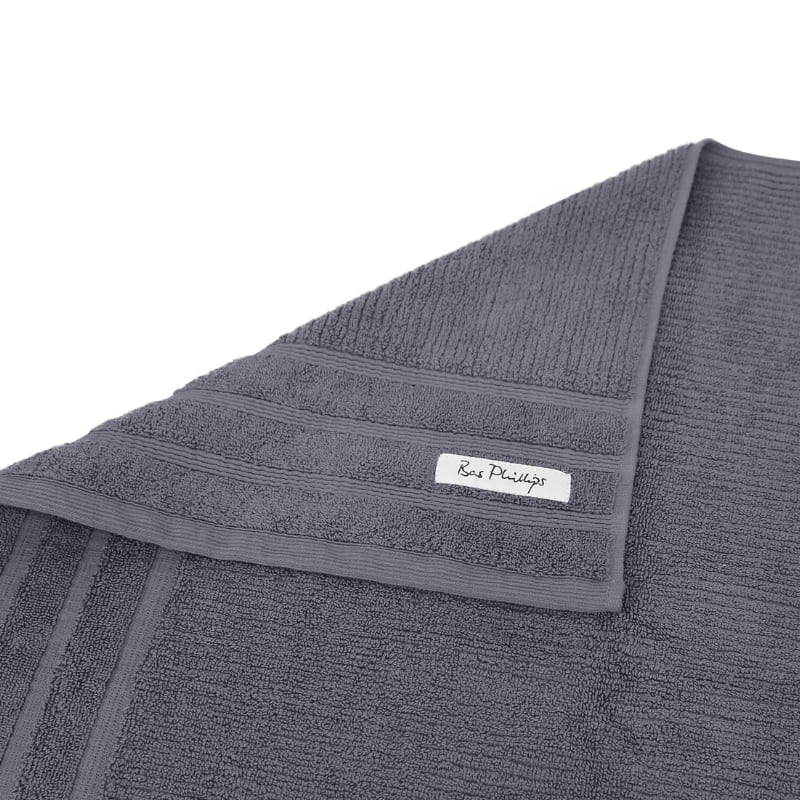 alt="Zoom in edge details of graphite bath towel featuring its finest egyptian cotton and high level of softness."