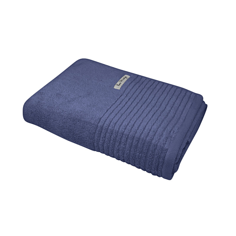 alt="Folded front details of indigo bath sheets featuring its softness and high quality cotton."