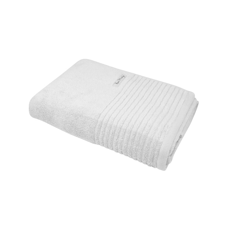 alt="A folded front details of white bath sheets feauturing its luxurious and high quality cotton."
