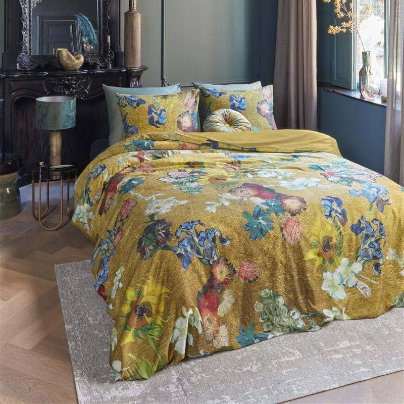 alt="Quilt cover set inspired by Van Gogh Museum's 50th-anniversary bouquet, featuring a vibrant floral pattern on a golden background."