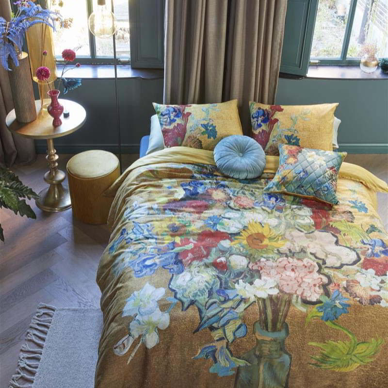 alt="Quilt cover set inspired by Van Gogh Museum's 50th-anniversary bouquet, featuring a vibrant floral pattern on a golden background."