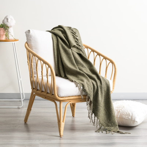 alt="Luxurious green throw blend of acrylic and wool, featuring a vibrant design and stylish tassel accents"