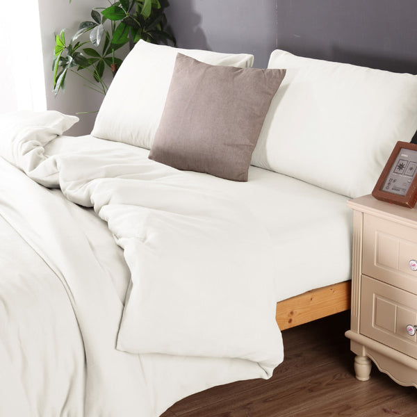 Luxuriously soft white duvet cover and fitted sheet set made of premium microflannel for a cosy haven in your bedroom.
