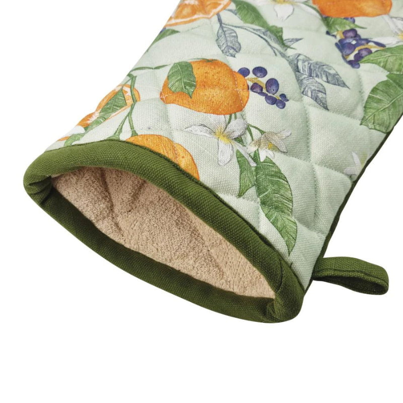 alt="Close up details of oven mitt featuring its printed in high-quality onto cotton slab fabric."