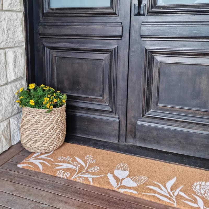 alt="Front details of the Coir Mat Eco-Friendly in a doorstep"
