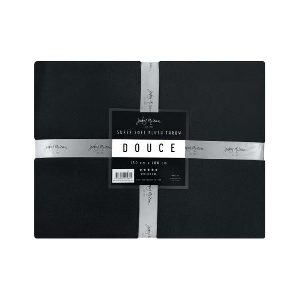 Detailed packaging of a black throw, enhancing the cosy atmosphere of the living space.