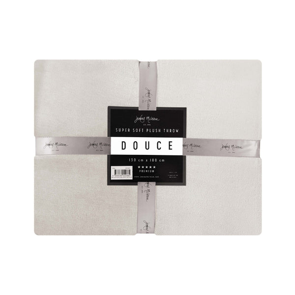 Detailed packaging of an ivory throw, enhancing the cosy atmosphere of the living space.