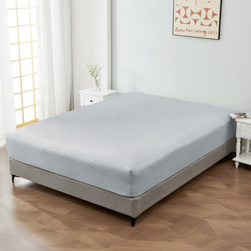 alt="A luxuriously soft 100% cotton silver fitted sheet with deep pocket in a cosy bedroom"