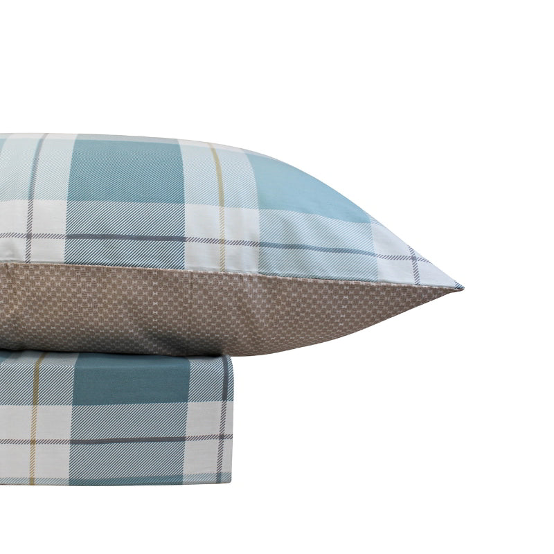 A cotton quilt cover and pillowcase set with a classic plaid design, offering comfort and style for a refreshing bedroom atmosphere.