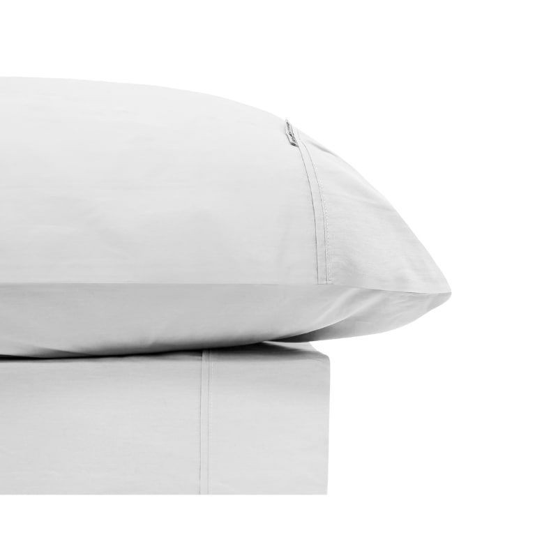 lt="White sheet set made from organic cotton and bamboo, showcasing inviting softness and cottony comfort"