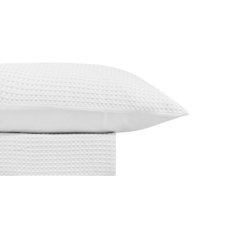 Luxurious quilt cover and pillowcase in a white colour scheme featuring a modern texture.