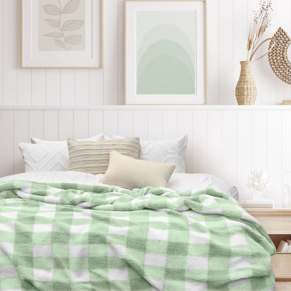 Add a style to your bedroom with our green and white blanket featuring a large checkered pattern creates a bold visual grid, adding colour and pattern to the room's decor.