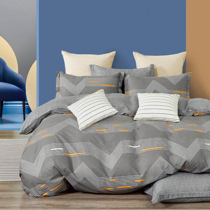 alt="Luxurious quilt cover set creates an ultra contemporary look for your bedroom"