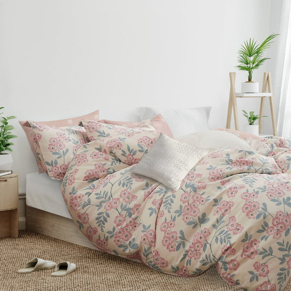 alt="Luxurious quilt cover set featuring a delightful flowers"