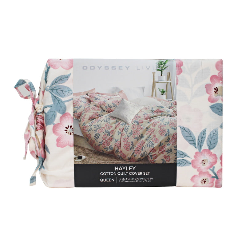 alt="Front details of a nice package of the luxurious quilt cover set featuring a delightful flowers"