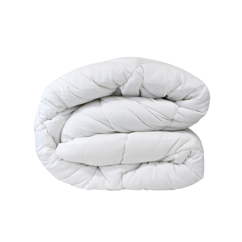 alt="Luxurious white quilt experiences ultimate comfort"
