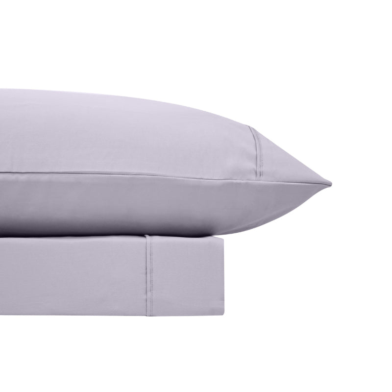 A clean and classic lilac bed sheets and pillows, made of 100% microfibre for a soft and warm feel.