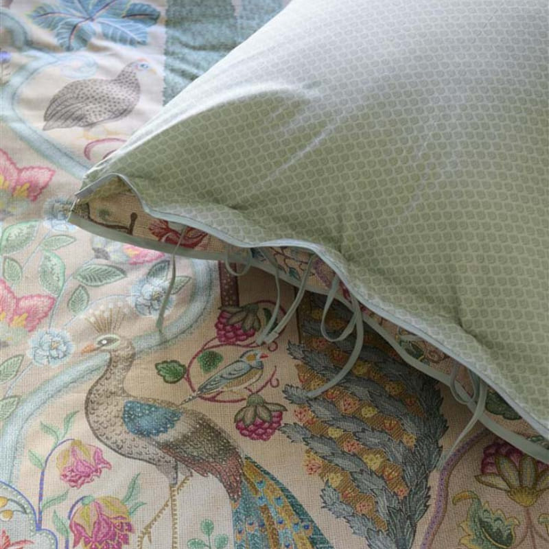 alt="Closer look of a premium cotton quilt cover with foliage pattern"