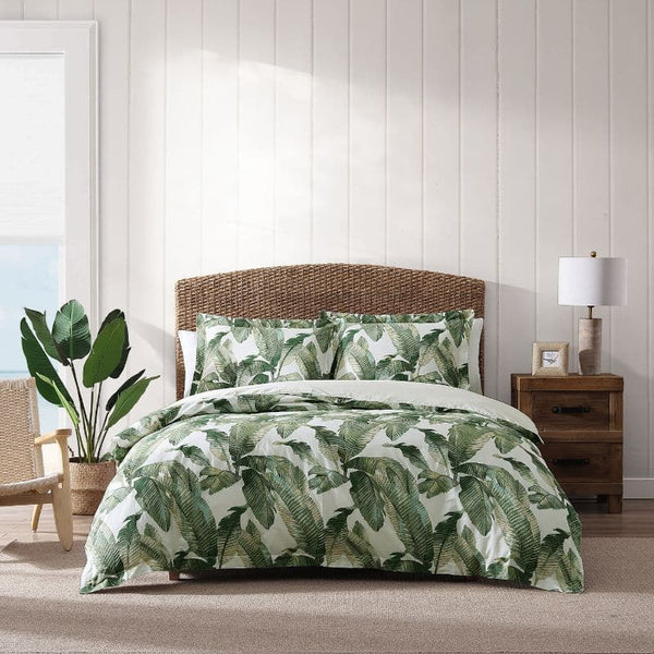 A luxurious tropical print quilt cover set with palm leaves, perfect for a peaceful and comfortable siesta. 