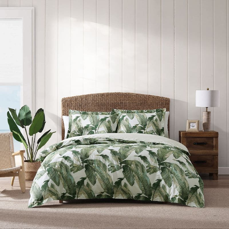 A luxurious tropical print quilt cover set with palm leaves, perfect for a peaceful and comfortable siesta. 