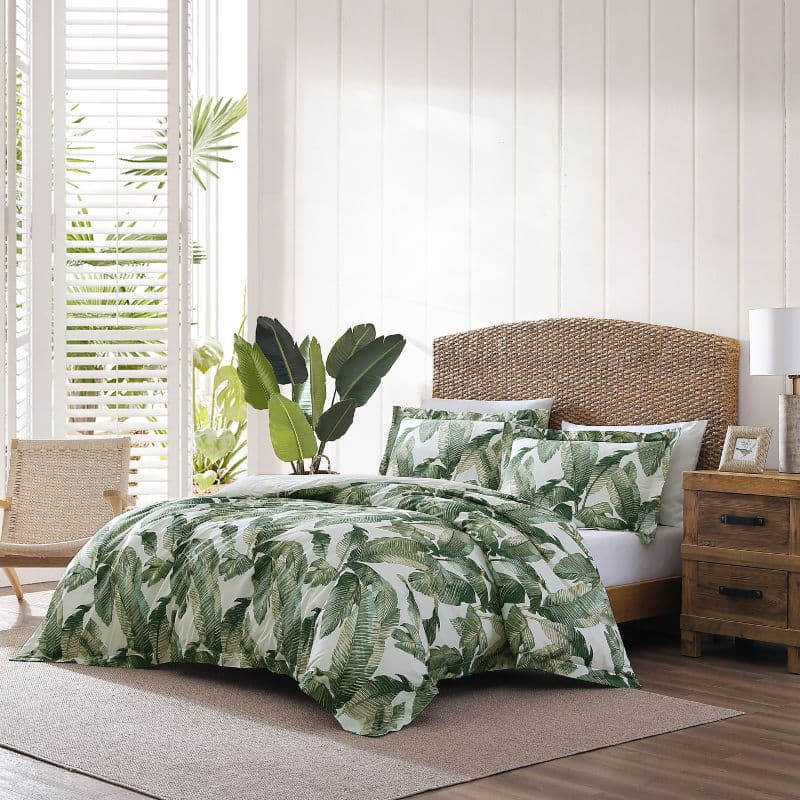 Side view of a luxurious tropical print bedding set with palm leaves, perfect for a peaceful and comfortable siesta. 