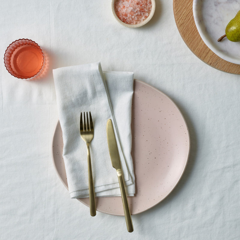 alt="White plain napkins in a luxurious table setup"