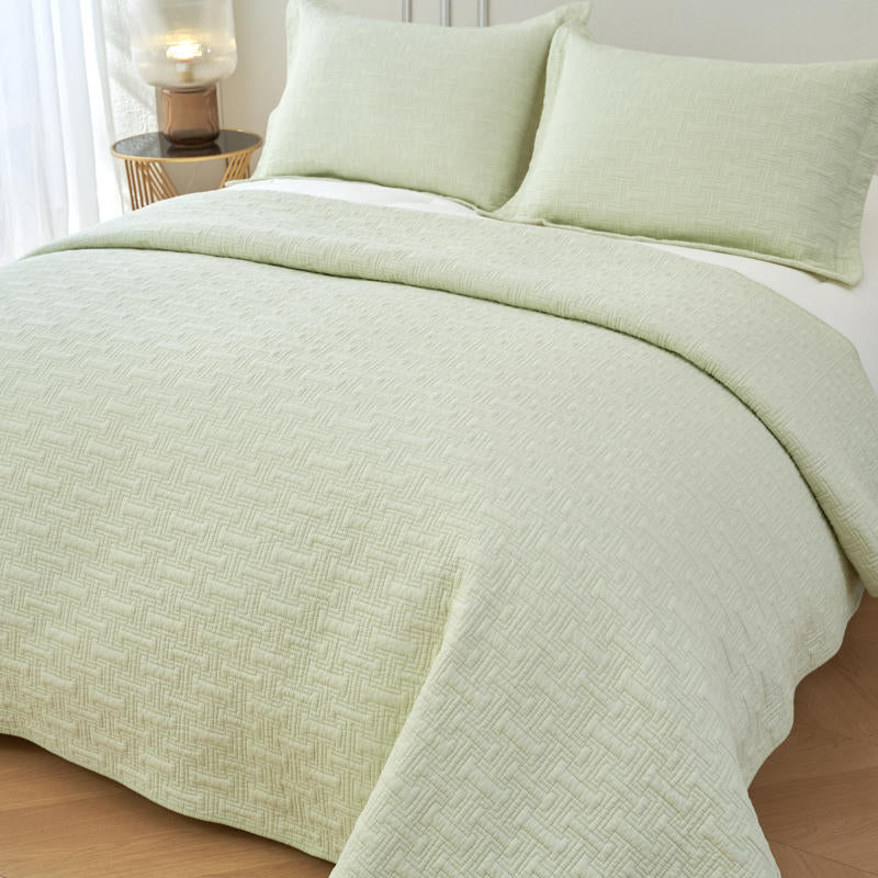 Lightweight quilted throw in a refreshing milky green tone.