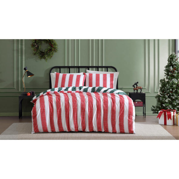 Christmas-themed quilt cover set creating a bright and joyful bedroom.