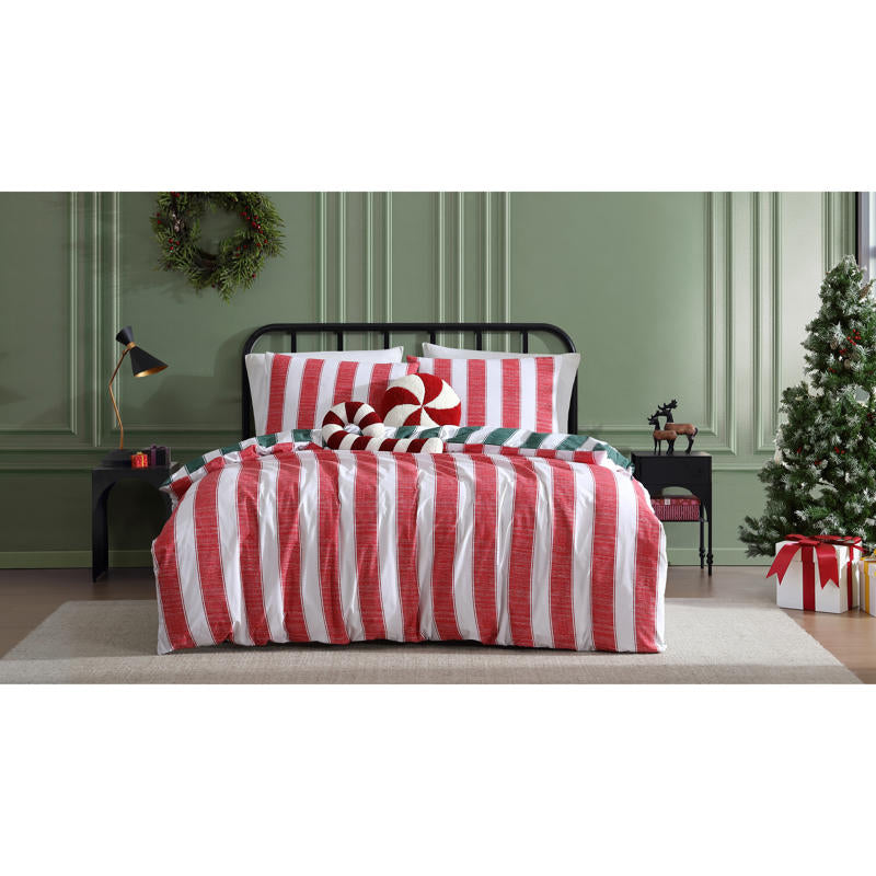 Christmas-themed quilt cover set creating a bright and joyful bedroom.