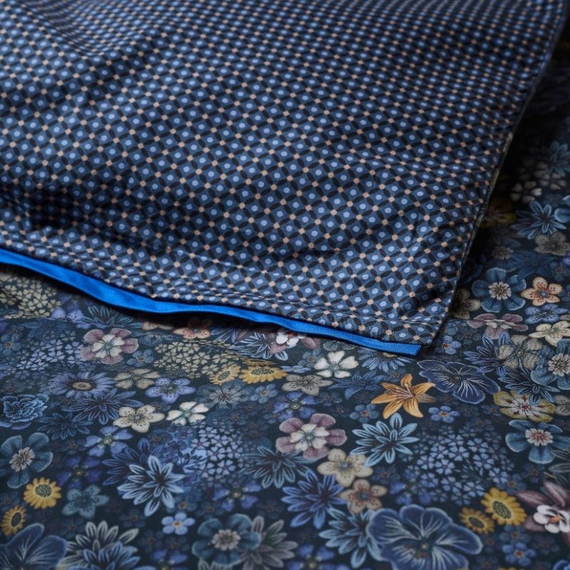 Decorative 35x60cm cushion in dark blue with elegant floral accents.