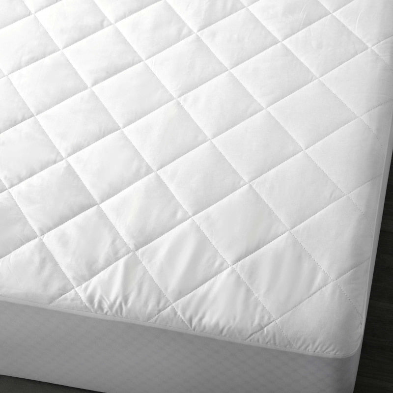alt="Closer look of a premium natural cotton mattress protector used in a luxurious bedroom"