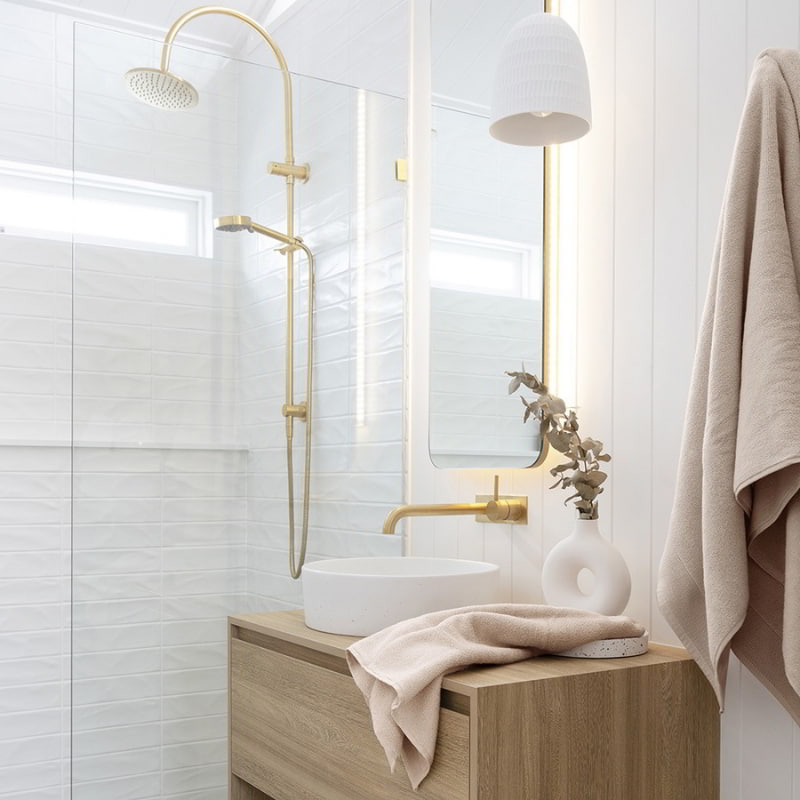 alt="Beautiful, soft natural cotton towels in a cosy bathroom"