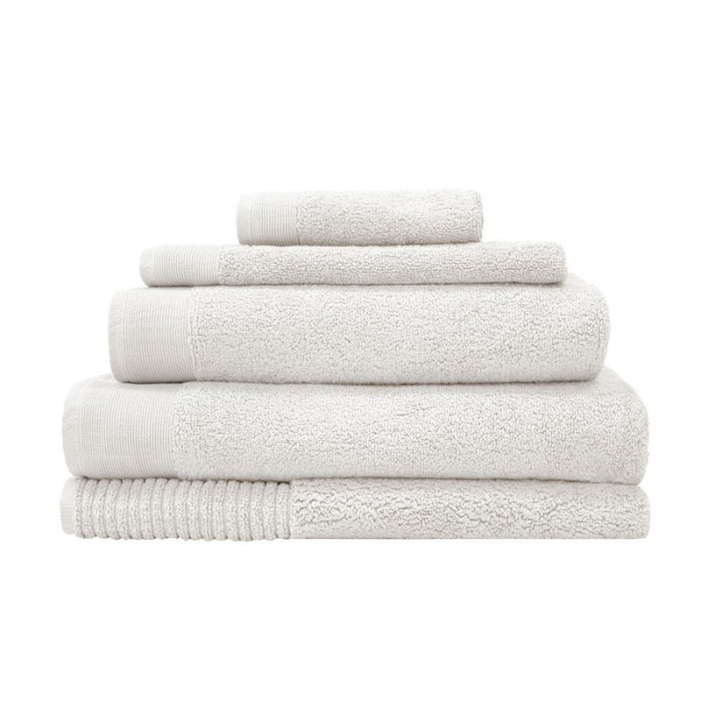 alt="Set of beautiful, soft white cotton towels"