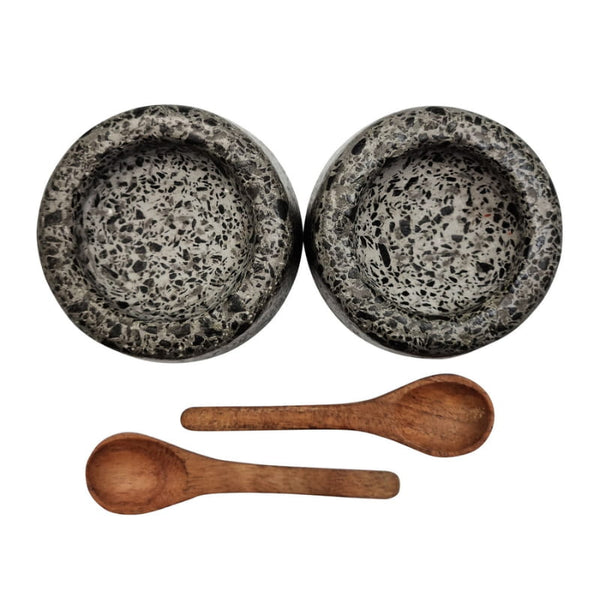 alt="Salt and pepper pinch pots with spoons made from terrazzo and acacia wood"